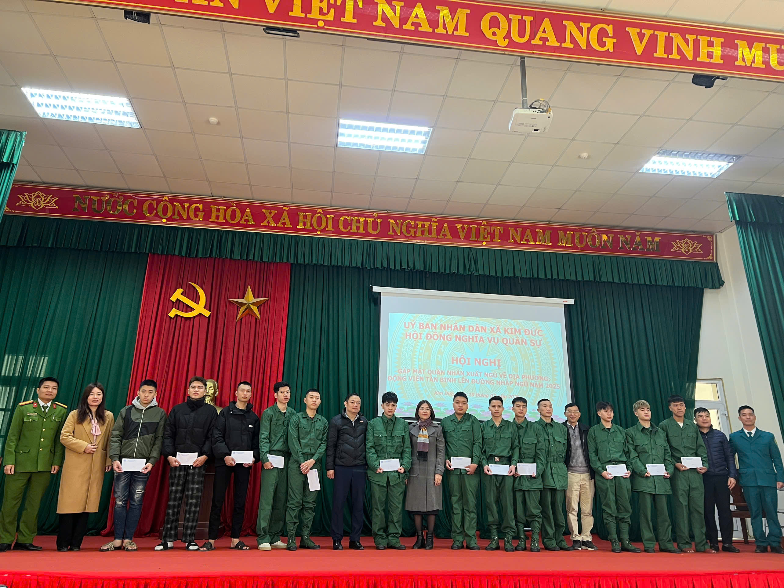 Xã Kim Đức gặp mặt, tặng quà tân binh lên đường làm nhiệm vụ bảo vệ Tổ quốc năm 2025